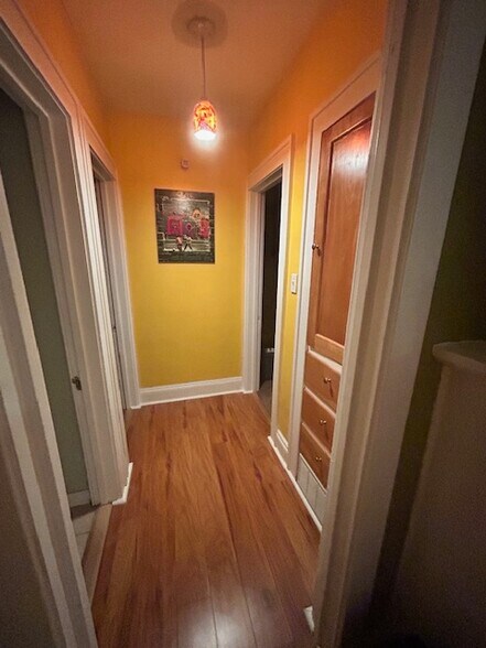 Hallway to bedrooms / bathroom - 2933 E Derbyshire Rd