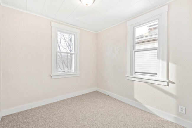 Building Photo - Stunning 3 bedroom home in Ambridge available August 1!