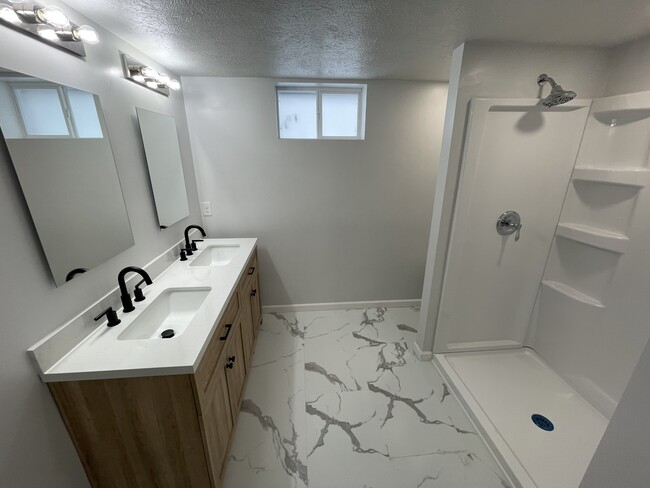 Building Photo - 218 W 28th St