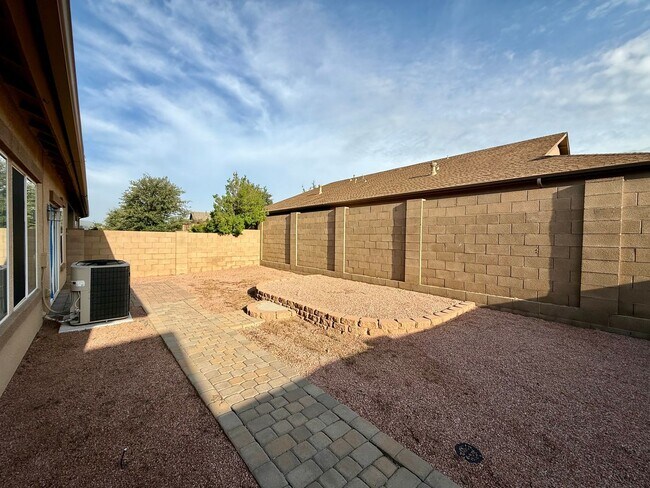 Building Photo - Amazing townhome in Quailwood