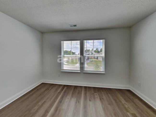 Building Photo - 300 Pne Hl Ct