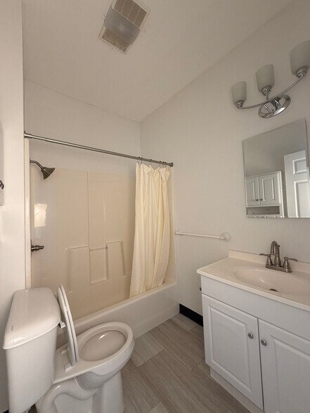 Building Photo - 3850 De Tonty St