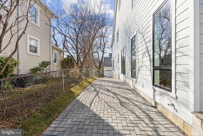 Building Photo - 2150 N Stafford St
