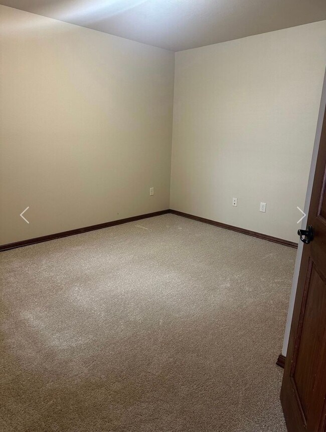 Building Photo - 2 Bedroom, 2 Bathroom Lower Available