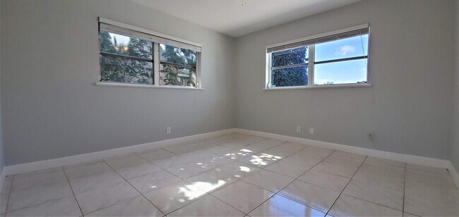 Building Photo - 571 Riverside Dr