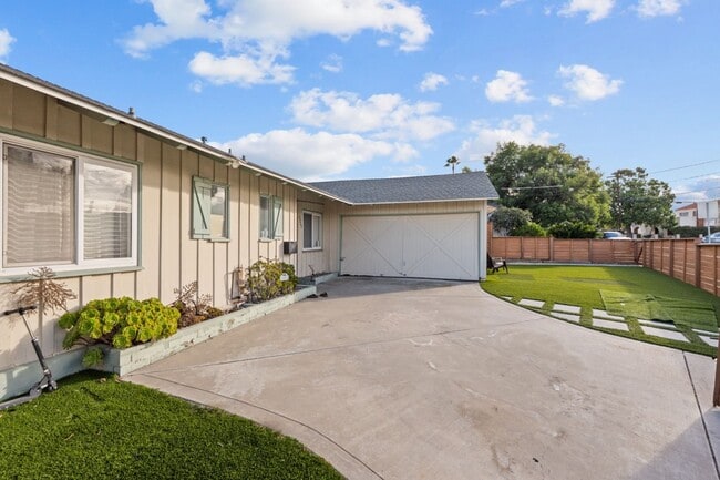 Building Photo - Semi furnished!