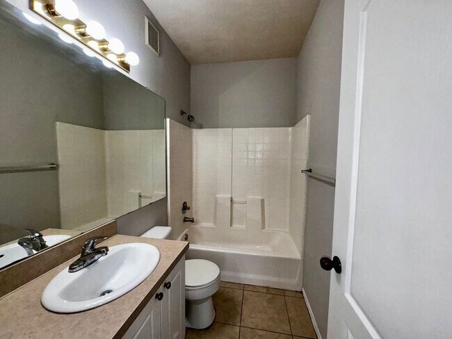 Building Photo - Spacious 2 Bed / 2 Bath Second-Floor Condo at Grand Reserve at Kirkman Park