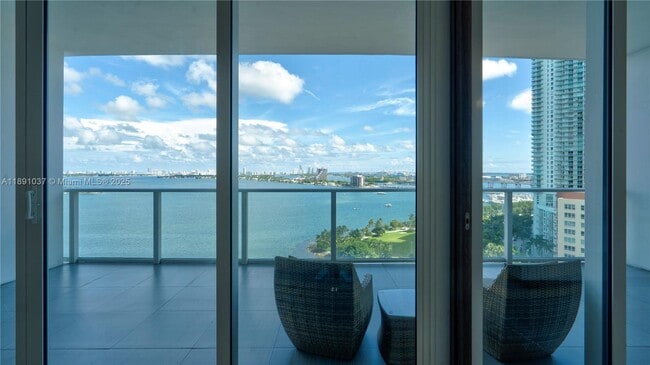 Building Photo - 2020 N Bayshore Dr