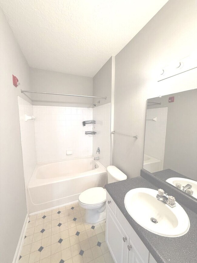 Building Photo - 8848 Villa View Cir
