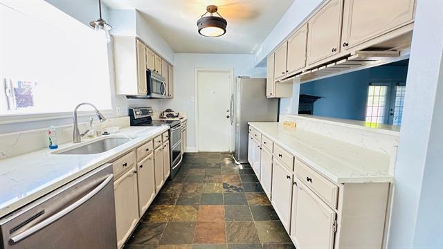 Building Photo - 813 Sandhurst Dr