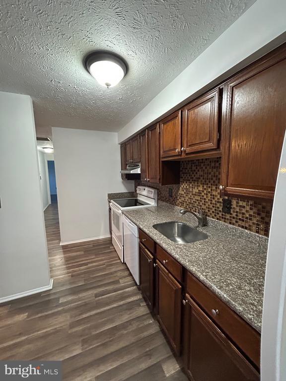 Building Photo - 12405 Hickory Tree Way