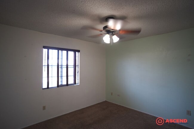 Building Photo - Charming home is Oildale!