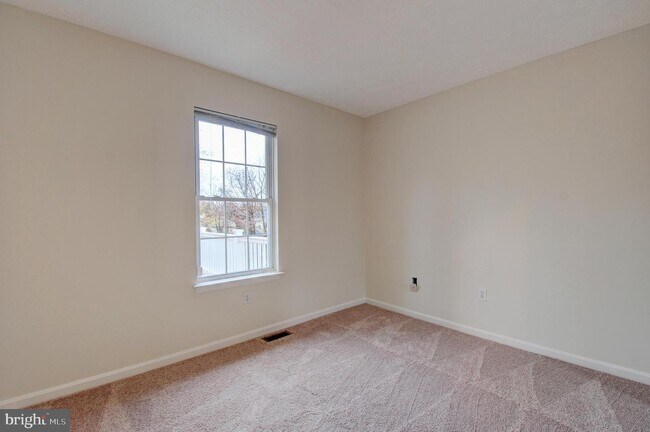 Building Photo - 121 Deer Hill Ct
