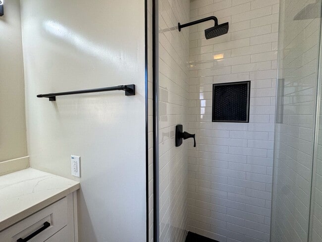 Building Photo - El Cerrito 3Bed/2Ba Private Yard, off-street parking Just renovated