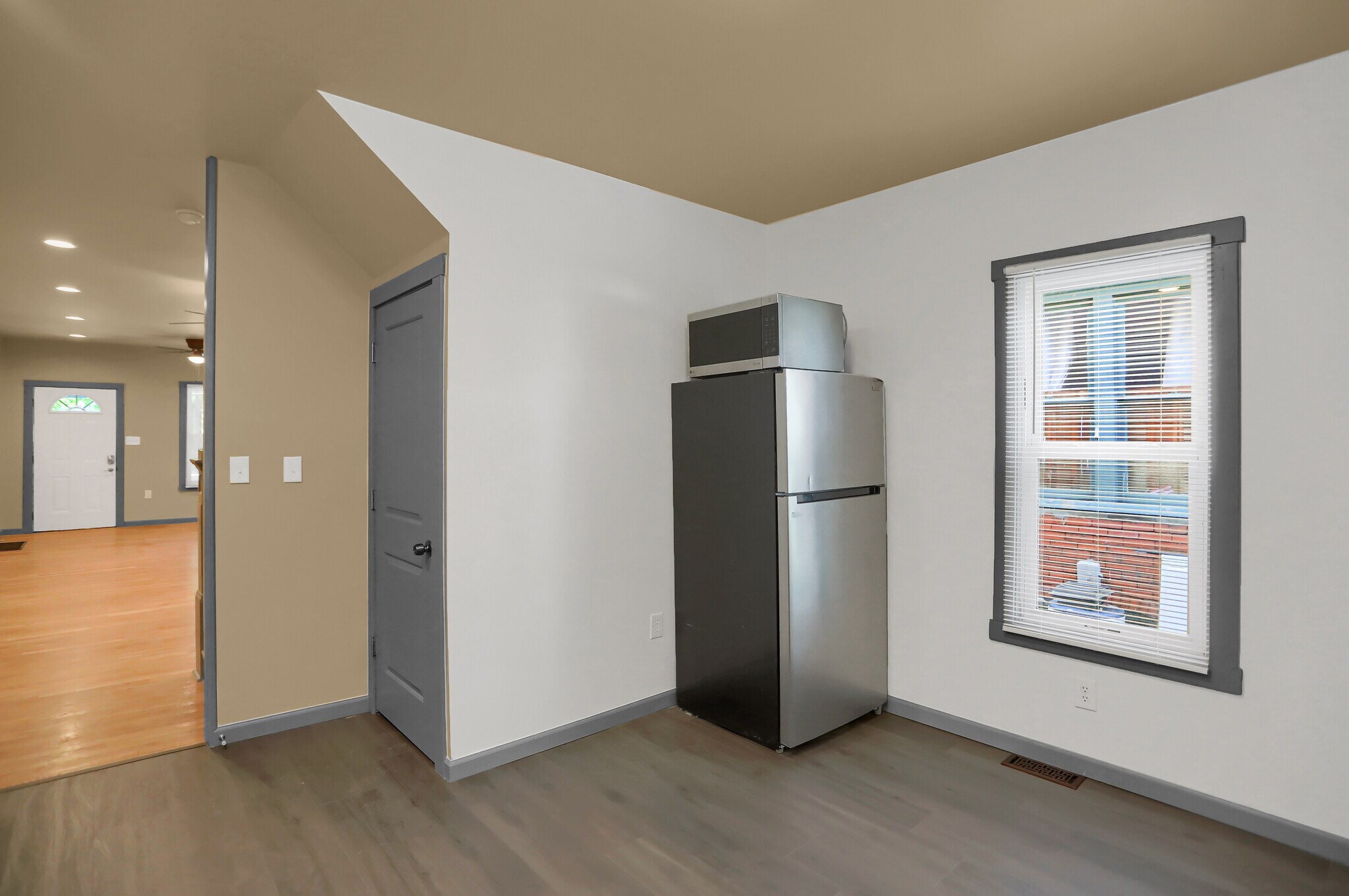 Kitchen - 844 Memorial Ave
