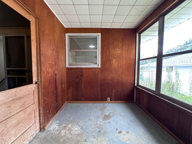 Building Photo - 490 St Bernard Dr