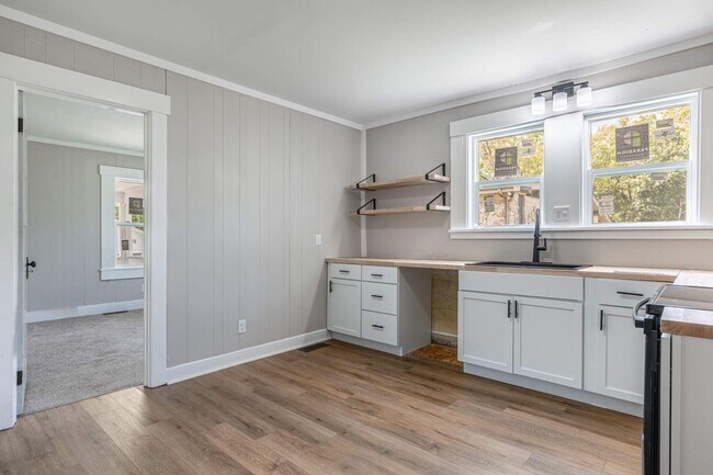 Building Photo - Welcome to this charming 3-bedroom, 1-bathroom brick house located in the vibrant city of Dayton,...