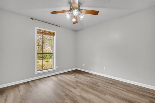 Building Photo - 125 N Chestnut Dr