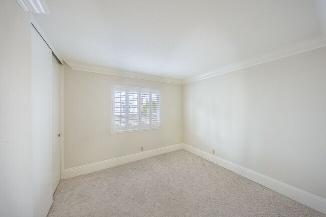 Building Photo - Single-story living with incredible panoramic sunset, mountain, and city light views