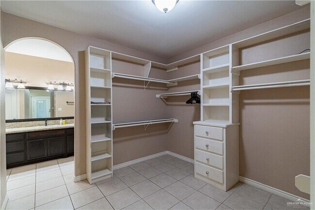 Building Photo - 824 Pine Lake Cir