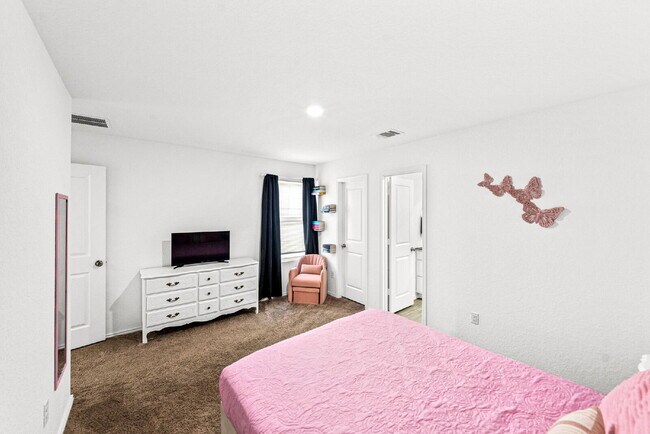 Building Photo - Where Modern Style, Cozy Living, and Effortless Comfort Come Together Perfectly