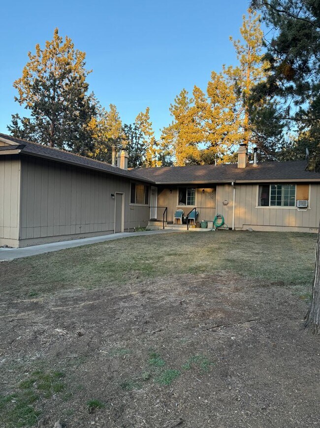 Building Photo - Updated Duplex in SE Bend