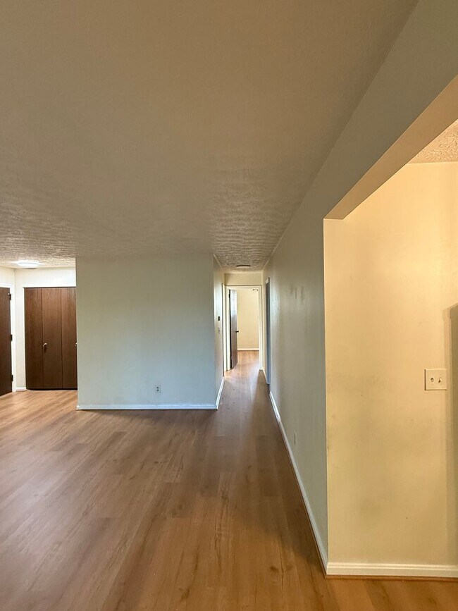 Building Photo - Remodeled, Canfield  2 Bedroom Apartment f...