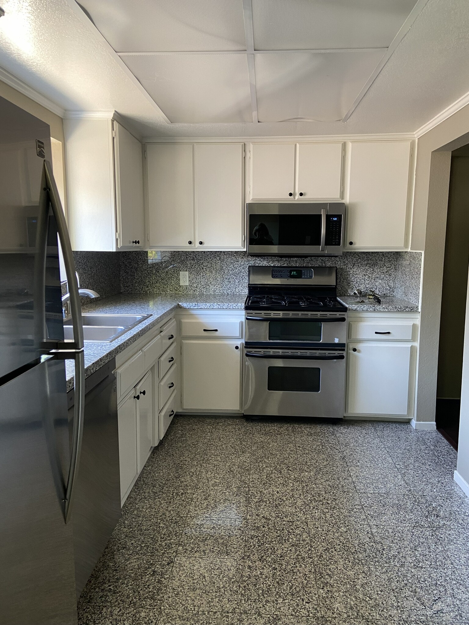 Kitchen - 802 Magnolia Ave