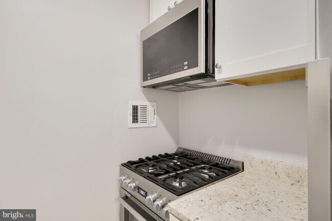 Building Photo - 4 Monroe St