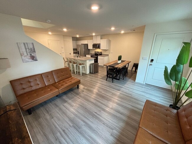 Building Photo - Gorgeous 3Bed/2.5Bath/2Car Townhome located in Southwest Las Vegas- Make the Move for Less: $300 ...