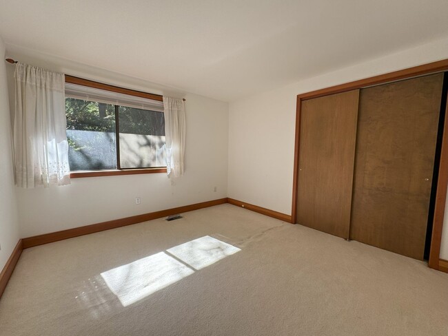 Building Photo - 1/2 mo free move in special - Beautiful 3 ...