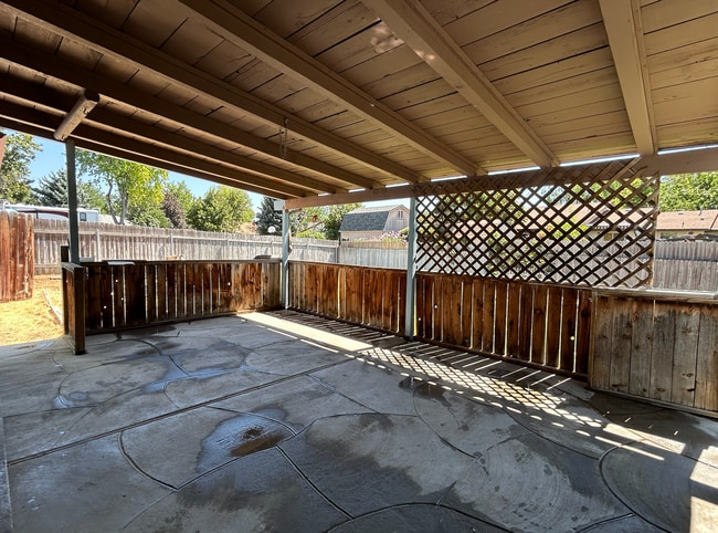 Building Photo - 1033 E Chateau Dr