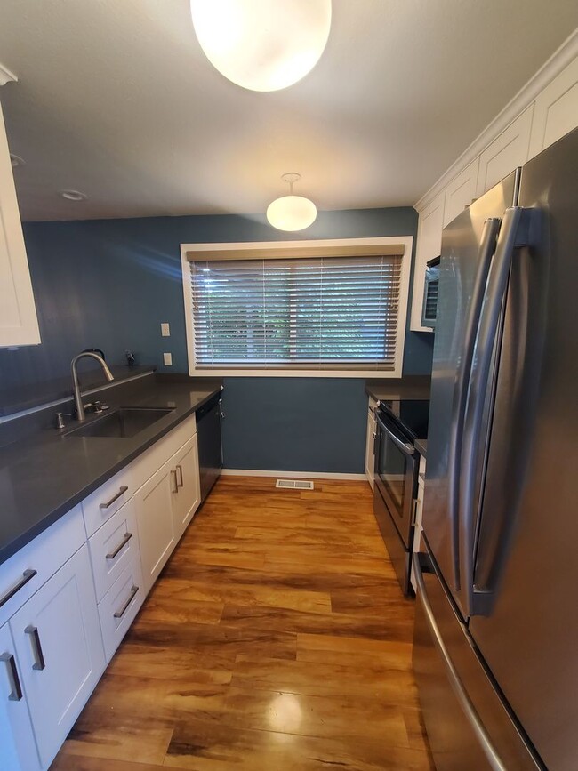 Building Photo - Stunningly Updated Lynnwood Home!