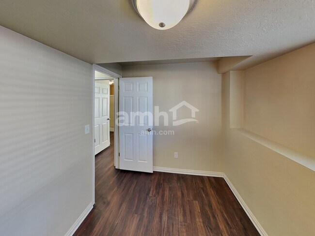 Building Photo - 1991 W 550 N