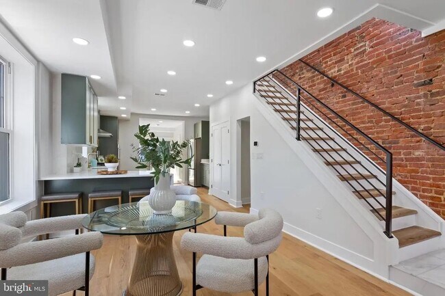 Building Photo - 116 Thomas St NW