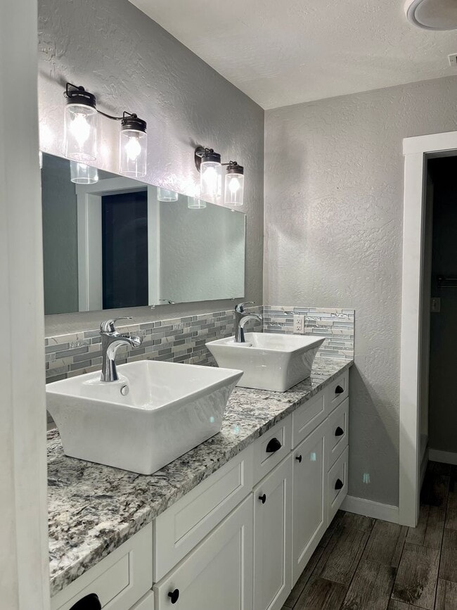 Building Photo - 3 Bedroom Plus Office, 2.5 Bath Located in...