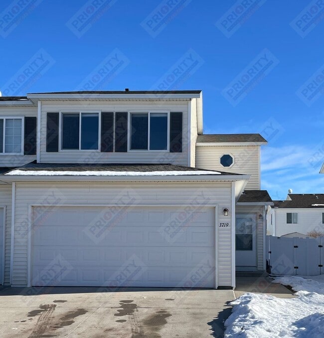 Building Photo - 3 bedrooms, 2.5 bath Townhouse