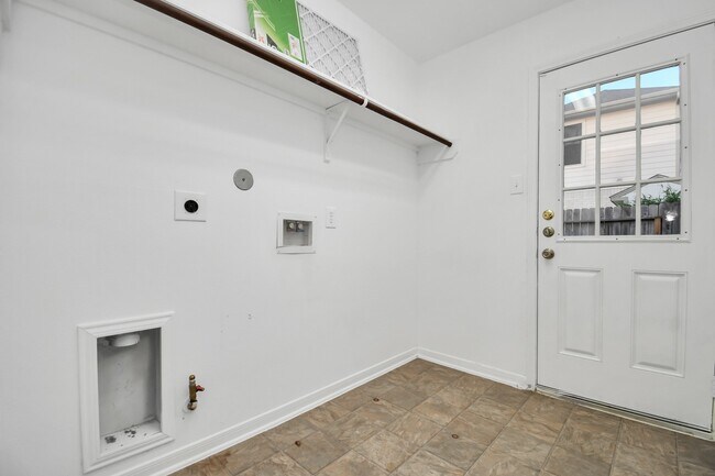 Building Photo - 4918 Jarl Ct