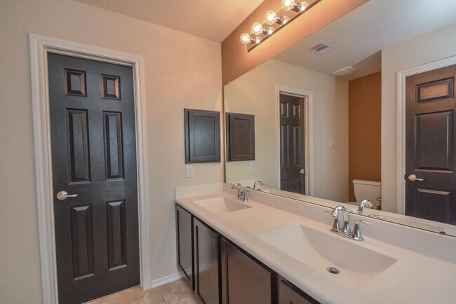 Building Photo - 6490 Calgary Woods Ln