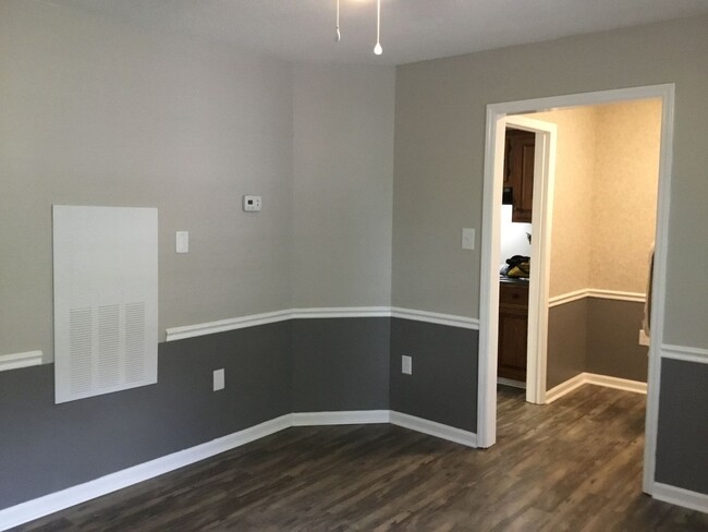 Building Photo - Newly Renovated - 1 Bedroom / 1 Bath Apart...