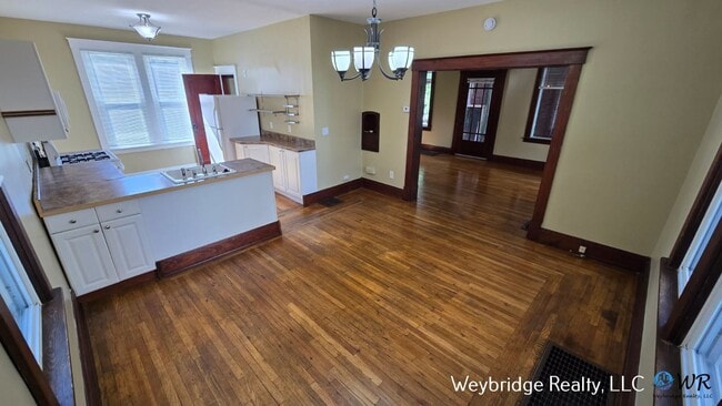 Building Photo - Beautiful 3 Bedroom Home Located in Colleg...