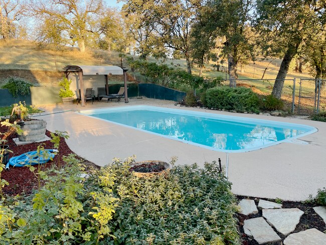 Building Photo - COUNTRY SETTING 3 BEDROOM WITH POOL AND SOLAR