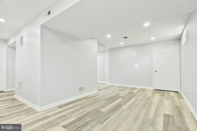 Building Photo - 7802 Shallowbrook Ct