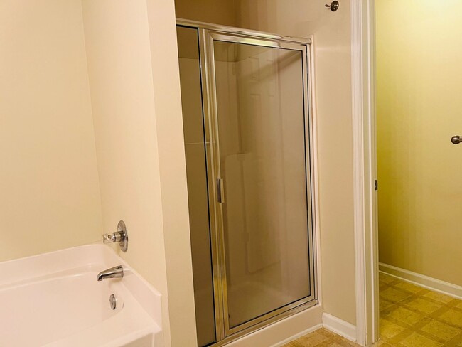 Building Photo - HOA community, swim/tennis, 2 bed, 2bath, ...