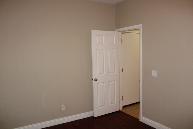 Building Photo - Beautiful 4 bedroom 2.5 bath home located ...