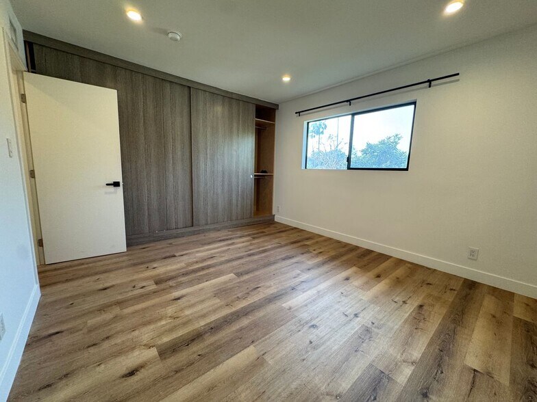 Building Photo - 1347 N Stanley Ave