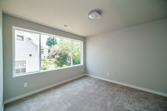 Building Photo - Spacious Master Bedroom for Rent in Modern...