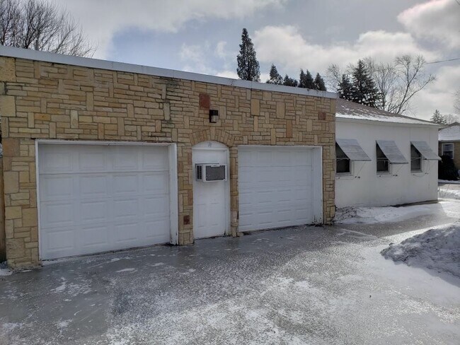 Building Photo - Pet Friendly 2 Bedroom in Delavan with Lar...
