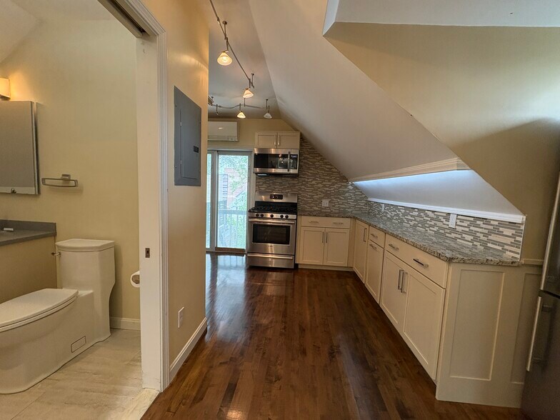 Building Photo - 21 Holton St