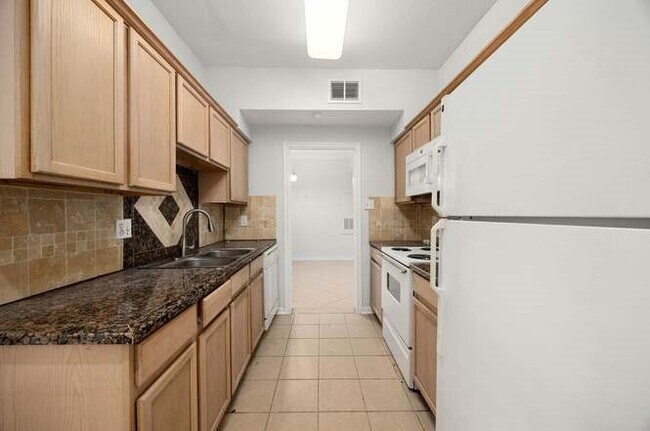 Building Photo - 2255 Braeswood Park Dr